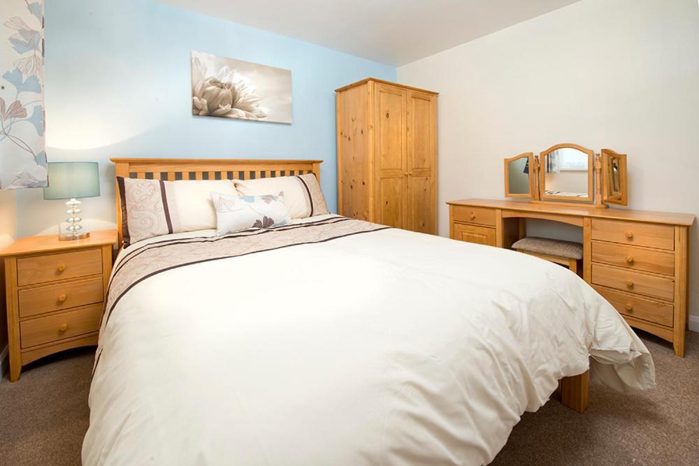 Trelawne Manor Holiday Park 루 외부 사진